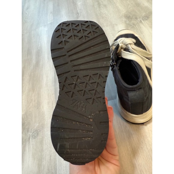 Kids Black Quilted High Top Sneakers Zip Up Side Lace Up Chunky Sole sz 33 - Picture 5 of 6